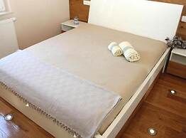 Cozy Sea View Apartment With Balcony