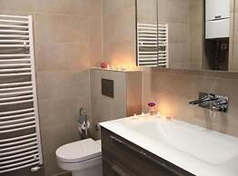 Cozy Sea View Apartment With Balcony