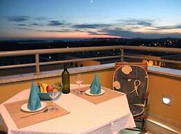 Cozy Sea View Apartment With Balcony