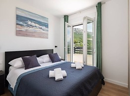 Shimmering Sea Apartment With Terrace