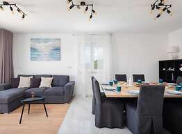 Shimmering Sea Apartment With Terrace