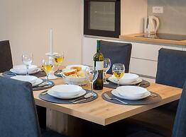 Contemporary Apartment With Terrace and Spacious Garden