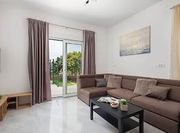 Contemporary Apartment With Terrace and Spacious Garden