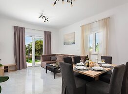 Contemporary Apartment With Terrace and Spacious Garden