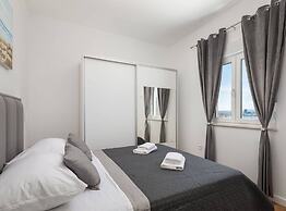 Contemporary Apartment With Terrace and Spacious Garden