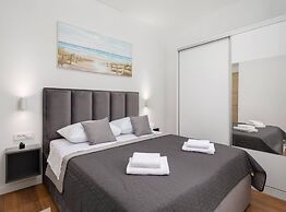 Contemporary Apartment With Terrace and Spacious Garden