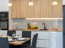 Contemporary Apartment With Terrace and Spacious Garden