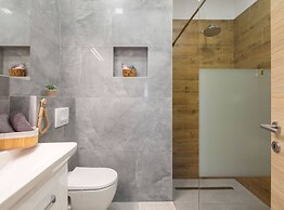 Contemporary Apartment With Terrace and Spacious Garden