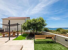 Contemporary Apartment With Terrace and Spacious Garden