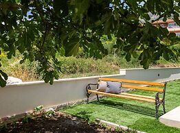 Contemporary Apartment With Terrace and Spacious Garden