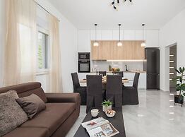 Contemporary Apartment With Terrace and Spacious Garden