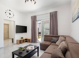 Contemporary Apartment With Terrace and Spacious Garden