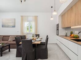 Contemporary Apartment With Terrace and Spacious Garden