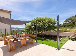 Contemporary Apartment With Terrace and Spacious Garden