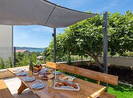 Contemporary Apartment With Terrace and Spacious Garden