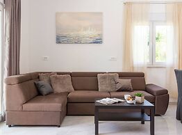 Contemporary Apartment With Terrace and Spacious Garden