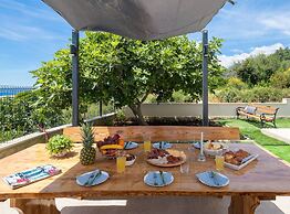 Contemporary Apartment With Terrace and Spacious Garden