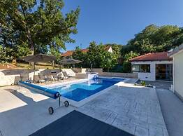 Idyllic Escape Villa Maretici With Pool and Private Garden