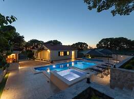 Idyllic Escape Villa Maretici With Pool and Private Garden