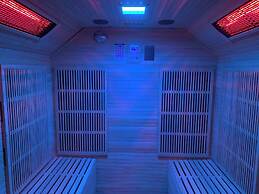 Charming Retreat With Hot Tub & Sauna Sleeps 4