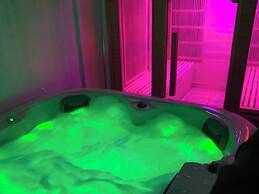 Charming Retreat With Hot Tub & Sauna Sleeps 4