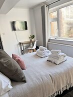 Charming Retreat With Hot Tub & Sauna Sleeps 4