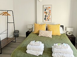 Charming Retreat With Hot Tub & Sauna Sleeps 4