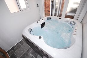 Charming Retreat With Hot Tub & Sauna Sleeps 4