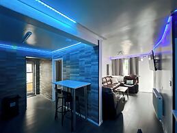 Charming Retreat With Hot Tub & Sauna Sleeps 4