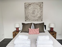 Charming Retreat With Hot Tub & Sauna Sleeps 4