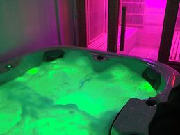 Charming Retreat With Hot Tub & Sauna Sleeps 4