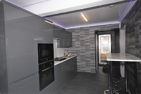 Charming Retreat With Hot Tub & Sauna Sleeps 4