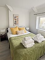 Charming Retreat With Hot Tub & Sauna Sleeps 4