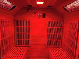 Charming Retreat With Hot Tub & Sauna Sleeps 4