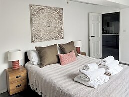 Relaxing Getaway With Hot Tub & Sauna Sleeps 6