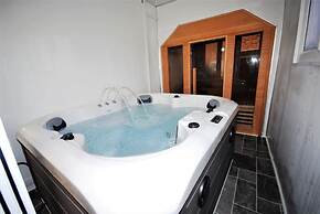 Relaxing Getaway With Hot Tub & Sauna Sleeps 6