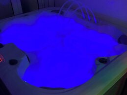 Relaxing Getaway With Hot Tub & Sauna Sleeps 6