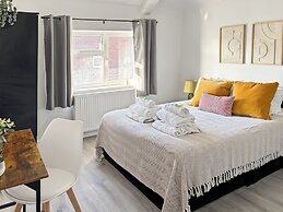 Relaxing Getaway With Hot Tub & Sauna Sleeps 6