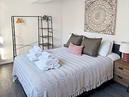 Relaxing Getaway With Hot Tub & Sauna Sleeps 6