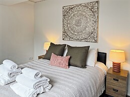 Relaxing Getaway With Hot Tub & Sauna Sleeps 6