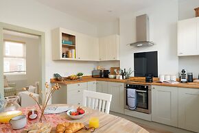 Leaf Cottage I By Huluki Sussex Stays