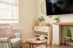Leaf Cottage I By Huluki Sussex Stays