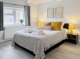 Cozy Hideaway With Hot Tub & Sauna Sleeps 7