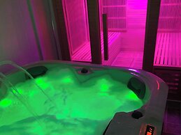 Cozy Hideaway With Hot Tub & Sauna Sleeps 7