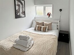 Cozy Hideaway With Hot Tub & Sauna Sleeps 7