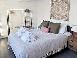 Cozy Hideaway With Hot Tub & Sauna Sleeps 7