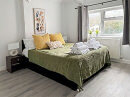 Cozy Hideaway With Hot Tub & Sauna Sleeps 7