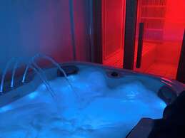 Cozy Hideaway With Hot Tub & Sauna Sleeps 7