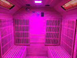 Cozy Hideaway With Hot Tub & Sauna Sleeps 7