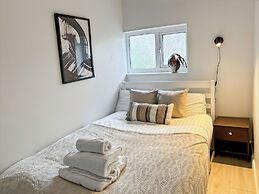 Cozy Hideaway With Hot Tub & Sauna Sleeps 7